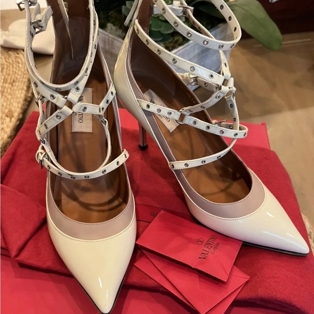 VALENTINO ROCKSTUD IVORY PATENT LEATHER ANKLE STRAP shoe Size 37.5